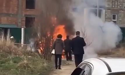 В Кисловодске вблизи школы загорелся припаркованный автомобиль. Видео